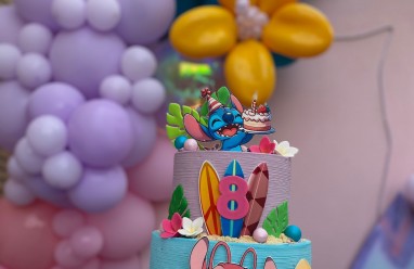 Decoración de cumpleaños con globos de Stitch