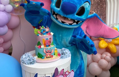 Decoración de cumpleaños con globos y personajes de Stitch