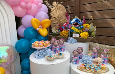 Arreglo de globos de Stitch para cumpleaños