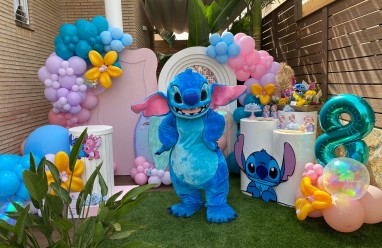 Fiesta de cumpleaños decorada con globos de Stitch