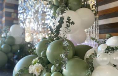 Decoración de globos en tonos pastel para bodas