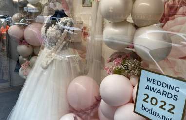 Fotografía de boda con globos en el fondo