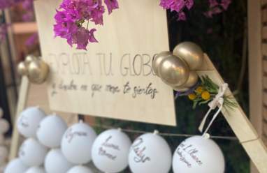 Entrada de boda decorada con globos