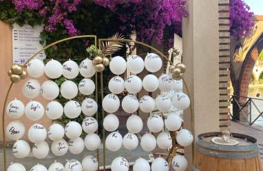 Arco de globos con flores para bodas