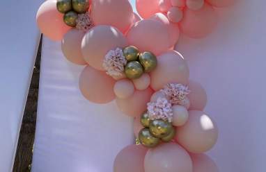 Centro de mesa con globos para fiesta de revelación de género