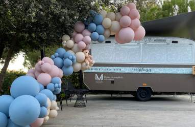 Decoración con globos azules para revelación de niño