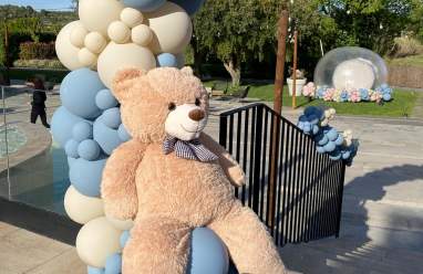 Fiesta de revelación de género con globos sorpresa