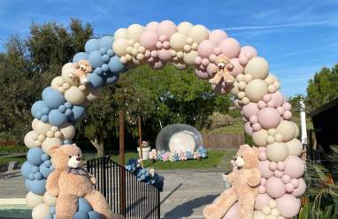 Decoración de revelación de bebé con globos inflados