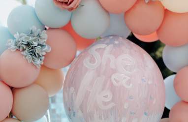 Decoración de fiesta de revelación con globos y confeti