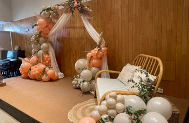 Altar de boda decorado con globos