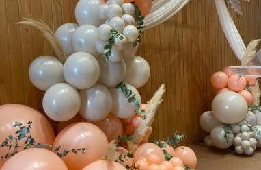 Detalle de boda civil decorado con globos