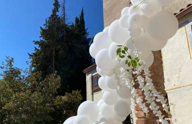 Detalle de boda con globos en casa particular