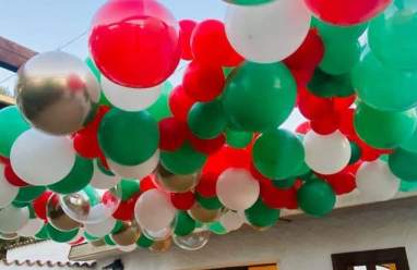 Decoración de techo con globos para reuniones profesionales