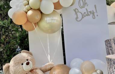 Decoración con globos en forma de animales para baby shower