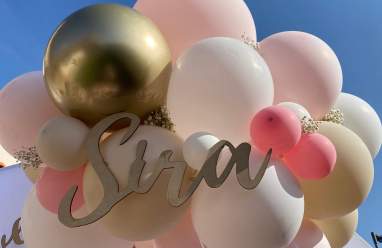 Centro de mesa con globos para baby shower