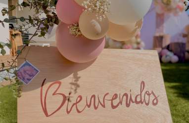 Decoración minimalista con globos para baby shower