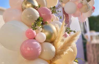 Arreglo de globos en tonos neutros para baby shower